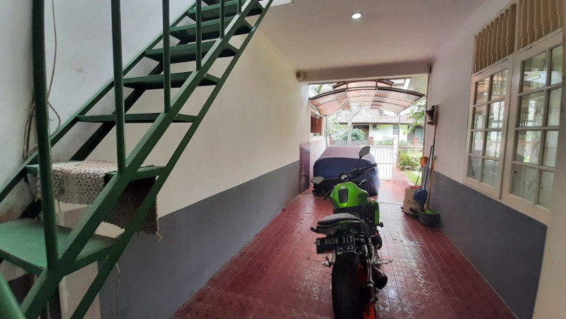 Rumah Terawat dengan Taman Kecil di Depan Rumah di Rempoa, Ciputat