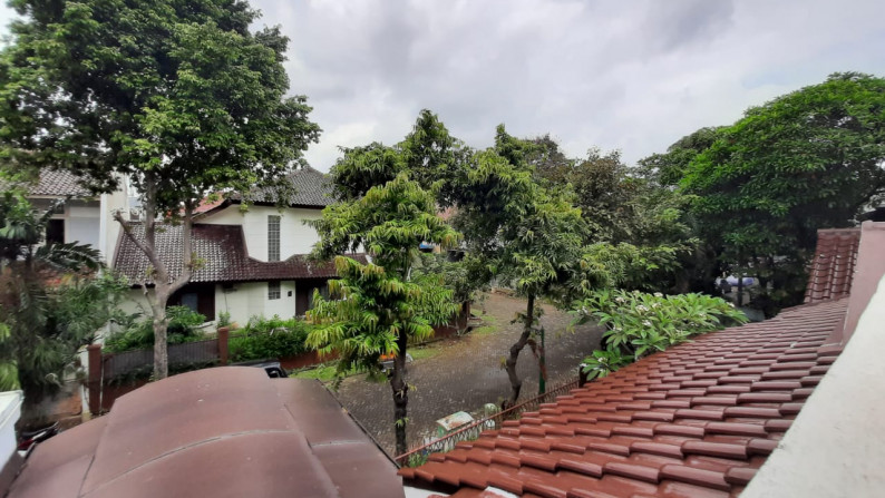 Rumah Terawat dengan Taman Kecil di Depan Rumah di Rempoa, Ciputat