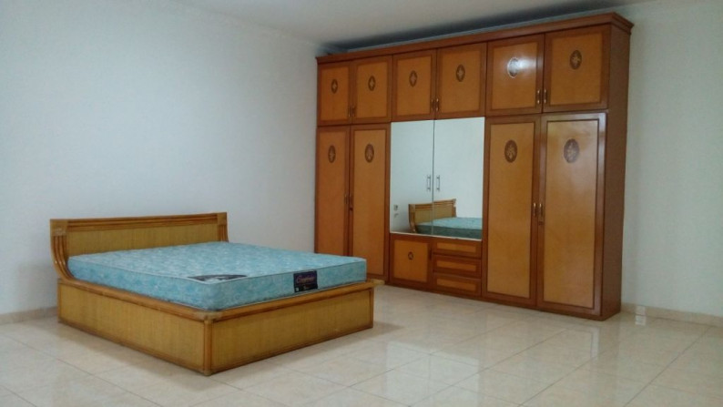 Good House with big Garden and Strategic Location of Kemang \" The Price Can Be Negotiable \"