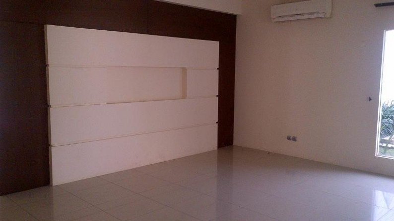 Spacious yard & Bright House in Kemang Area