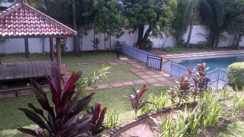 Spacious yard & Bright House in Kemang Area