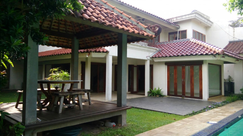 Beautiful house in Kemang with huge Backyard