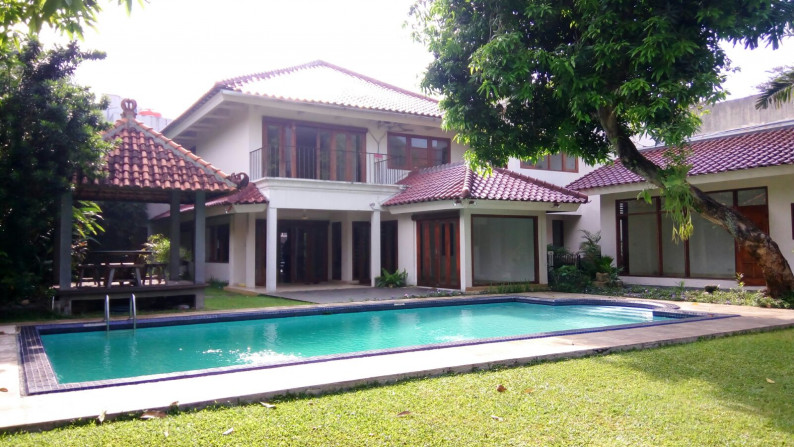 Beautiful house in Kemang with huge Backyard