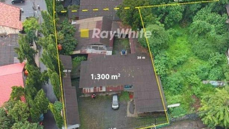 Rumah Tua di Kebayoran Lama, Jakarta Selatan, Hitung Tanah Saja, Lokasi Strategis, LT 2500 m2