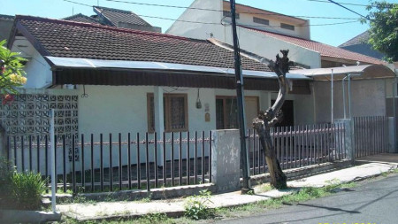 Rumah di Kutisari Indah Selatan, Hoek/Pojokan, Row Jalan depan Lebar, Bisa untuk Rumah Tinggal/Kantor