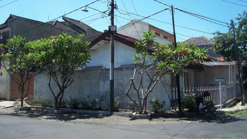 Rumah di Kutisari Indah Selatan, Hoek/Pojokan, Row Jalan depan Lebar, Bisa untuk Rumah Tinggal/Kantor