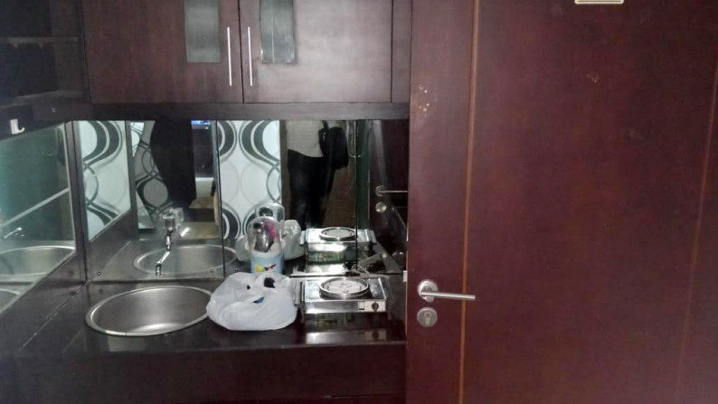 Apartemen di Metropolis, ada Ruang Tamu, Full Furnished, View Pool, Siap Huni