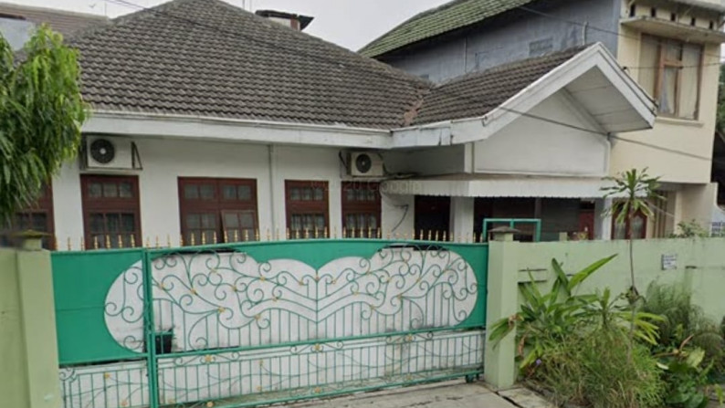 For Sale - Rumah dengan Row Jalan Lebar Lokasi Strategis di Panglima Polim