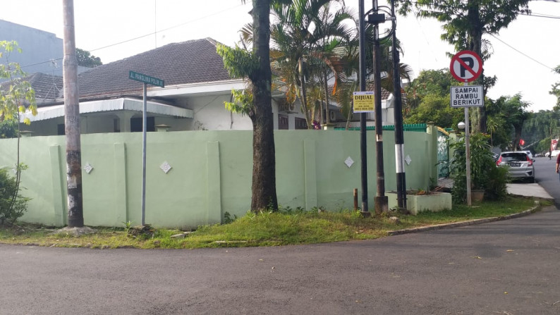 For Sale - Rumah dengan Row Jalan Lebar Lokasi Strategis di Panglima Polim