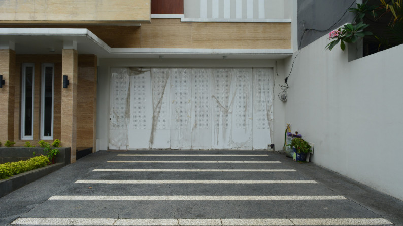 Rumah MEWAH, Siap Huni, dan Lokasi Strategis @Jl Bambu Kuning, Kemang