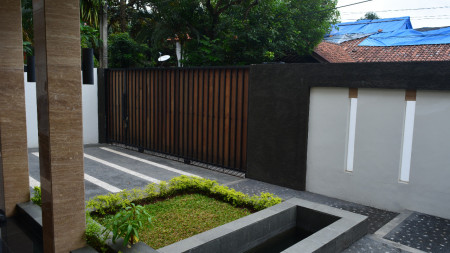 Rumah MEWAH, Siap Huni, dan Lokasi Strategis @Jl Bambu Kuning, Kemang