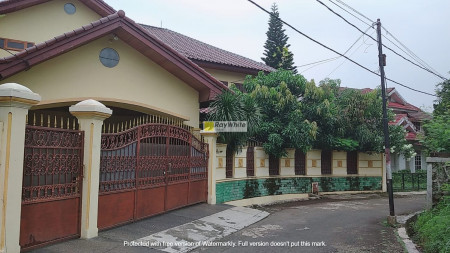 Rumah Model Etnik Asri dalam Komplek Cinere