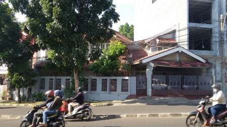 Rumah Strategis ,pinggir Jalan di Bintaro Jaya 3