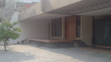 Disewa Rumah Strategis Tengah Kota di Jln Kartini, Surabaya