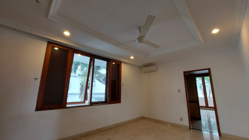 Rumah dalam townhouse asri dipejaten barat dua