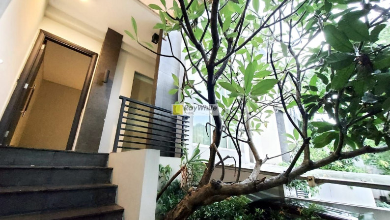 Rumah Cozy Hadap Utara Design Modern Siap Huni Dalam Cluster Berkelas di Pondok Indah