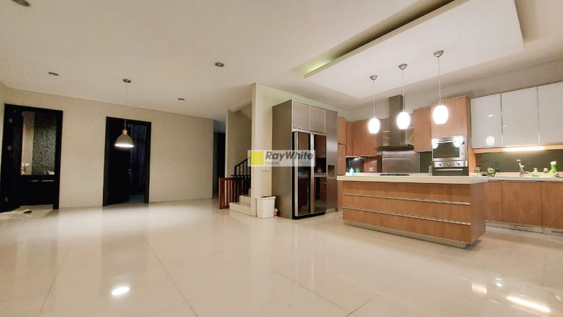 Rumah Cozy Hadap Utara Design Modern Siap Huni Dalam Cluster Berkelas di Pondok Indah