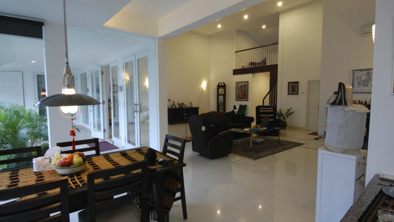 RUMAH MINIMALIS DAN NYAMAN DENGAN SWIMMING POOL DI BANGKA JAKARTA SELATAN #ROYAJI #ANN