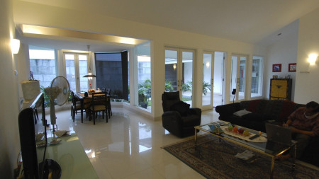 RUMAH MINIMALIS DAN NYAMAN DENGAN SWIMMING POOL DI BANGKA JAKARTA SELATAN #ROYAJI #ANN