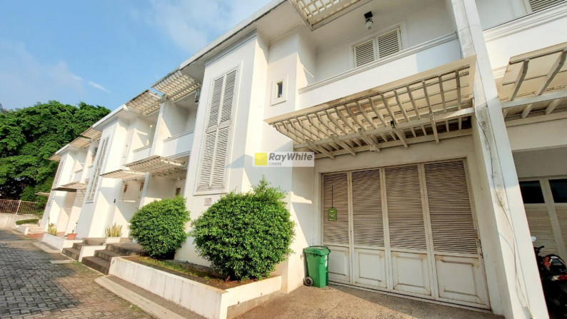 Rumah Design Classic Dalam Town House di Kemang Lokasi Aman dan Tidak Banjir