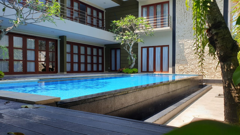 Freehold premiere spacious and luxury villa at tourist area of Senggigi Beach