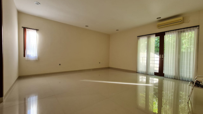 Freehold premiere spacious and luxury villa at tourist area of Senggigi Beach