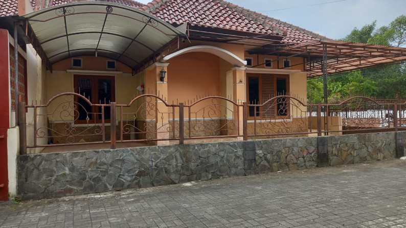 rumah dalam perumahan di Banyuraden,  Jl. Godean KM 5 (dalam ring road)