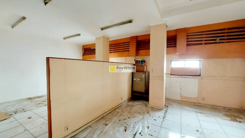 Gedung 2,5 Lantai Siap Pakai Ex Bengkel Asuransi Lokasi di Jalan Utama Pondok Pinang