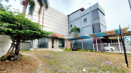 Gedung 2,5 Lantai Siap Pakai Ex Bengkel Asuransi Lokasi di Jalan Utama Pondok Pinang
