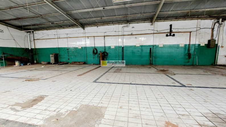 Gedung 2,5 Lantai Siap Pakai Ex Bengkel Asuransi Lokasi di Jalan Utama Pondok Pinang