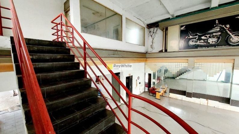Gedung 2,5 Lantai Siap Pakai Ex Bengkel Asuransi Lokasi di Jalan Utama Pondok Pinang