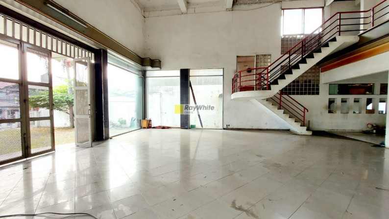 Gedung 2,5 Lantai Siap Pakai Ex Bengkel Asuransi Lokasi di Jalan Utama Pondok Pinang