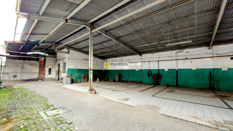 Gedung 2,5 Lantai Siap Pakai Ex Bengkel Asuransi Lokasi di Jalan Utama Pondok Pinang