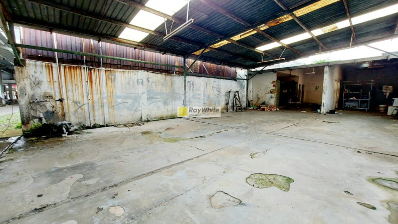 Gedung 2,5 Lantai Siap Pakai Ex Bengkel Asuransi Lokasi di Jalan Utama Pondok Pinang