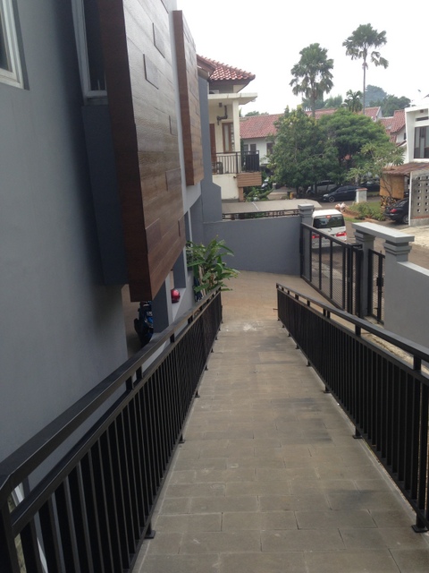 RUMAH NYAMAN DENGAN SWIMMING POOL DI PURI BINTARO JAYA SEKTOR 9