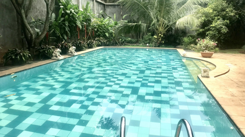 RUMAH MEWAH DAN NYAMAN DENGAN POOL DI ULUJAMI JAKARTA SELATAN #ANN