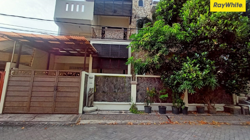 Dijual Rumah 2,5 lantai di Klampis Semolo Barat, Surabaya