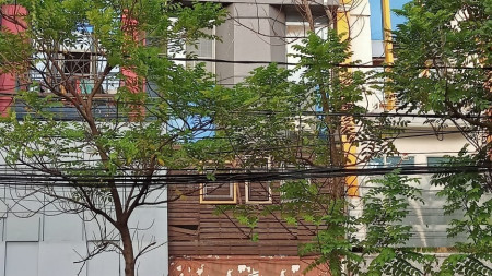 Ruko 3 lantai Dijual di Jalan Klampis Jaya, Surabaya