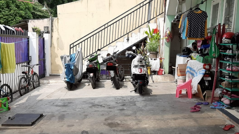 RUMAH ASRI PLUS KONTRAKAN 6 PINTU DI AREA JL BAZOKA RAYA JOGLO JAK- BAR.