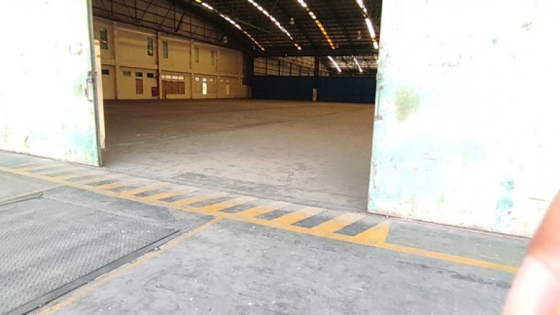 Disewa Gudang di Inspeksi Kirana Cakung Cilincing ada Loading dock.