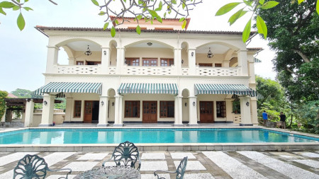 Rumah Mewah Dengan Kolam Renang Di Bukit Golf, Pondok Indah