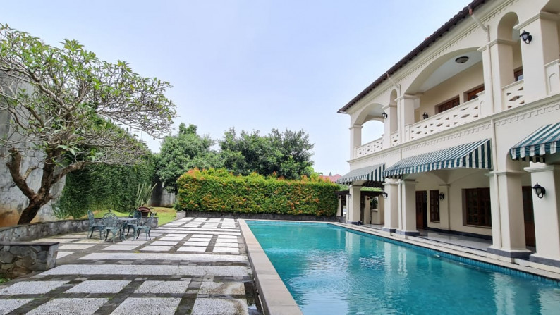 Rumah Mewah Dengan Kolam Renang Di Bukit Golf, Pondok Indah