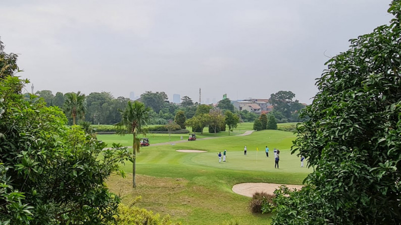 Rumah Mewah Dengan Kolam Renang Di Bukit Golf, Pondok Indah