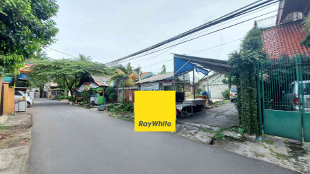 RUMAH TUA DI CILANDAK, JAKARTA SELATAN, HITUNG TANAH SAJA, HADAP TIMUR, BENTUK TANAH KOTAK, SHM