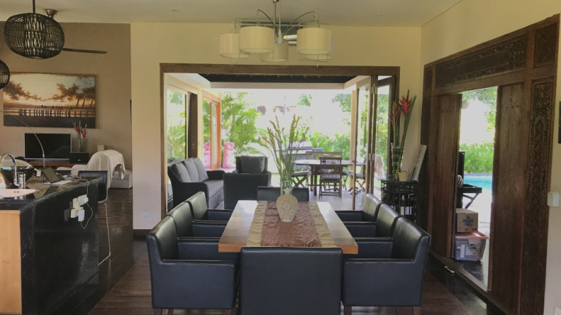 For sale 4 bedrooms luxury villa with spacious garden at Sanur.