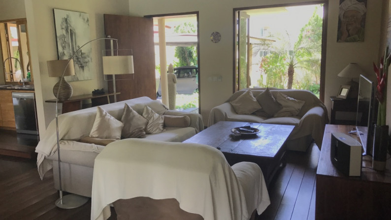 For sale 4 bedrooms luxury villa with spacious garden at Sanur.