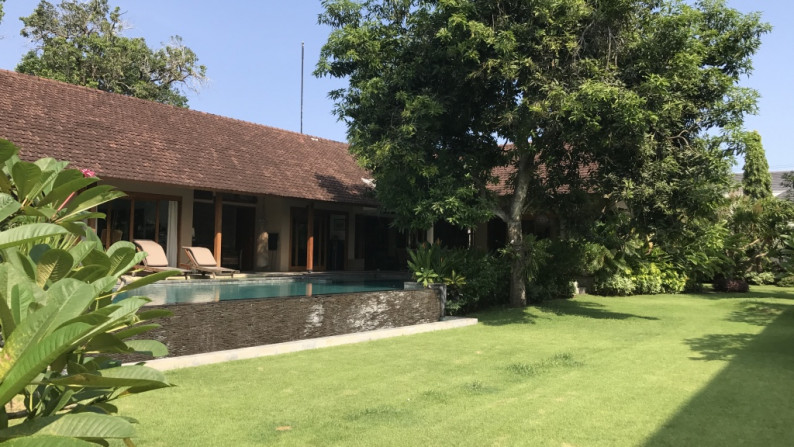 For sale 4 bedrooms luxury villa with spacious garden at Sanur.