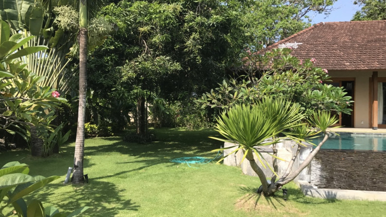 For sale 4 bedrooms luxury villa with spacious garden at Sanur.