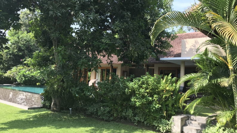 For sale 4 bedrooms luxury villa with spacious garden at Sanur.