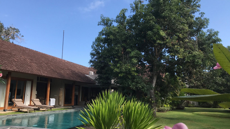 For sale 4 bedrooms luxury villa with spacious garden at Sanur.